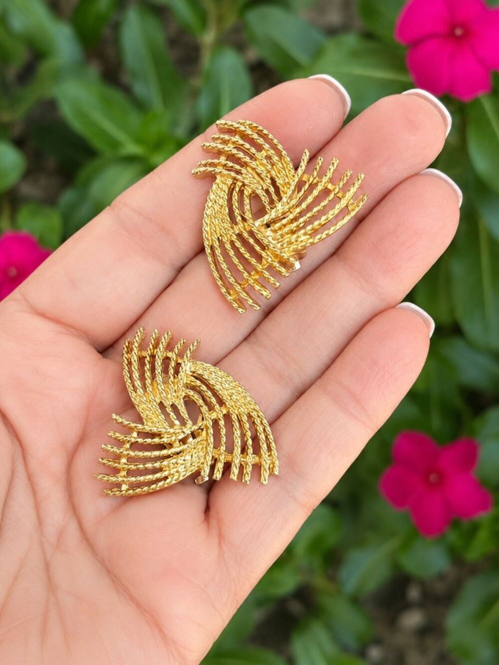 Vintage Sarah Coventry Gold Tone Fan Swirl Clip-On Earrings Textured Statement 1